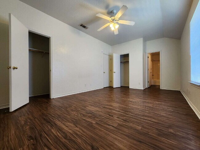 Building Photo - 3204 Toledo Dr