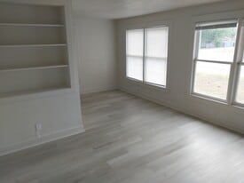 Building Photo - 630 W King Ave