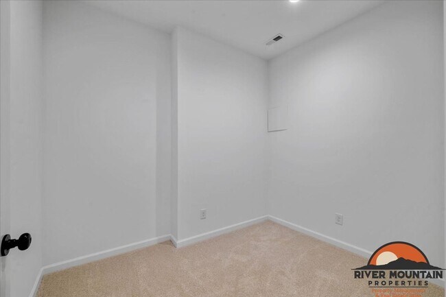 Building Photo - Spacious Townhome with Garage and Bonus Space in Blacksburg