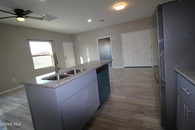 Building Photo - 517 Val Verde St