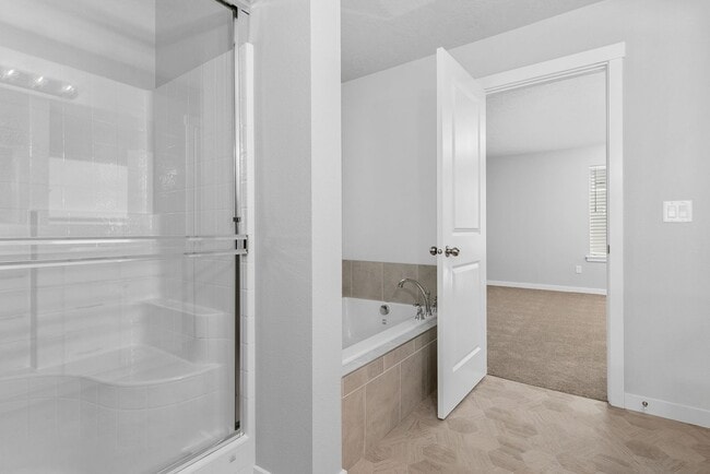 Building Photo - Beautiful 4bd/2ba Single Level Home w/RARE 4-CAR GARAGE