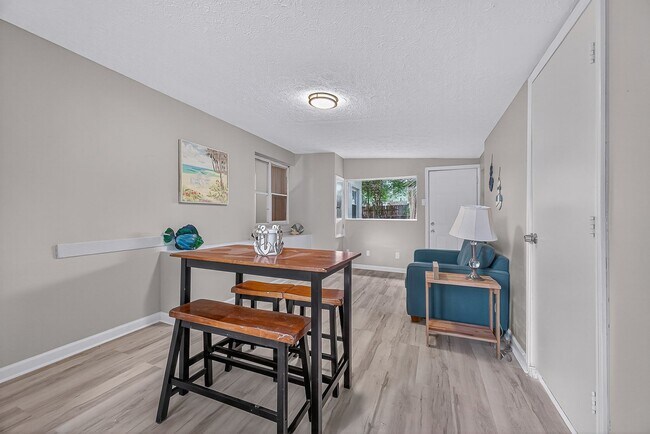 Building Photo - 901 S Madison Dr