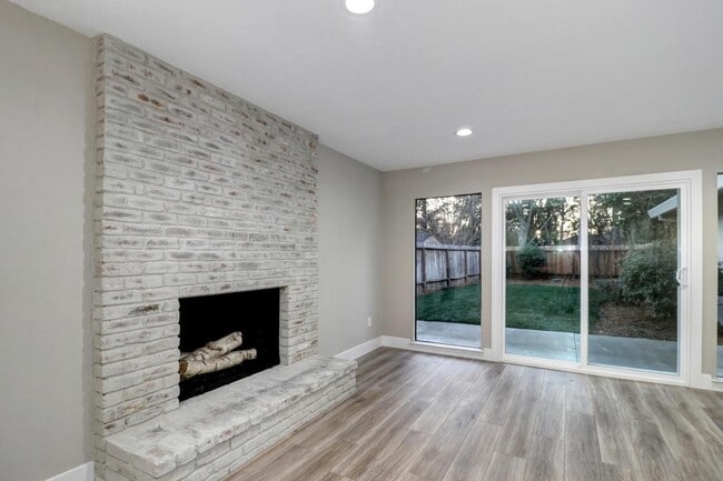 Building Photo - Fall Rental Available 9/4 – Stylish, Upgraded Duplex Near Covell Park