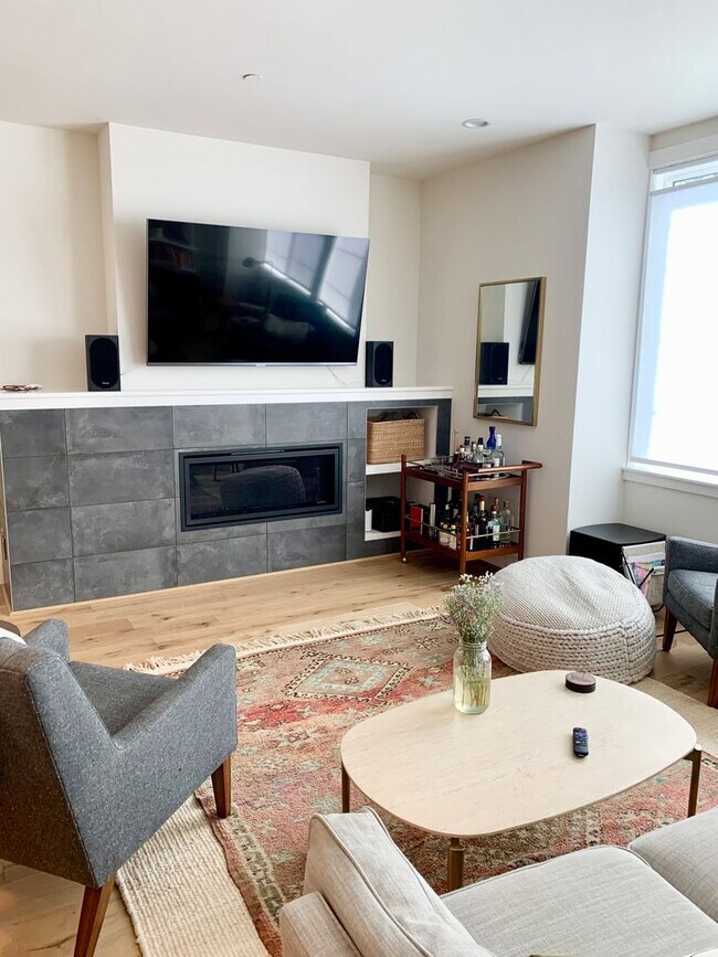 Building Photo - Queen Anne Townhome ~ McGraw Square