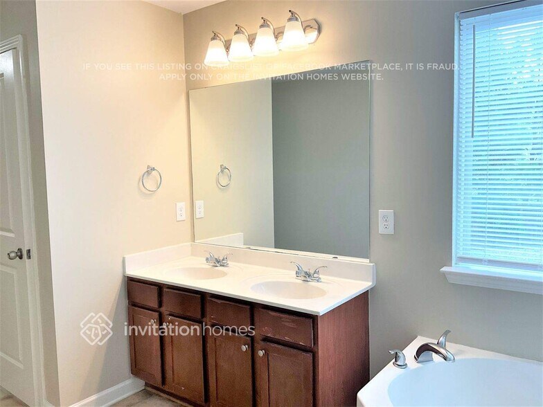 Building Photo - 490 Forrest Hills Dr