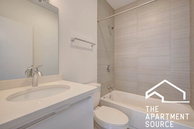 Building Photo - Humboldt Park 2 Bed/2.5 Bath Duplex w/ In Unit Laundry