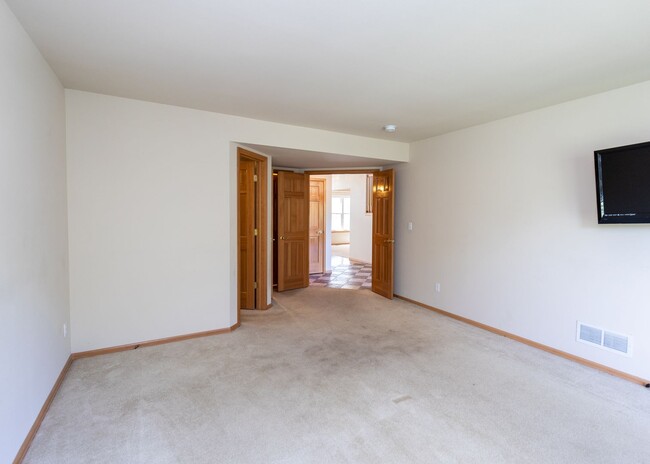 Building Photo - *COMING SOON* 5 Bedroom Broadmoor Beauty A...