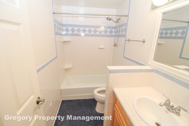 Building Photo - Charming updated 3-Bed/1-Bath Rambler on q...