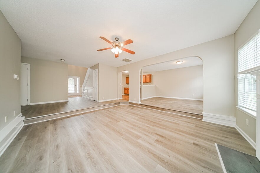 Building Photo - 301 Othello Dr