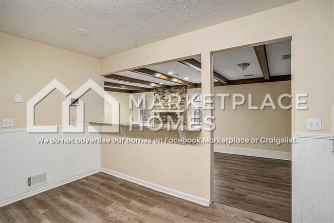 Building Photo - 2105 Pinewood Dr