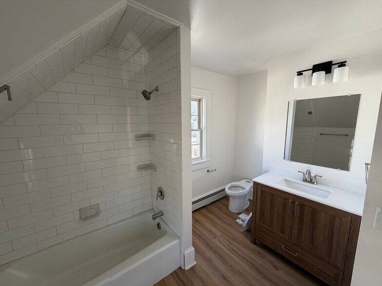 Building Photo - 319 Jewett St