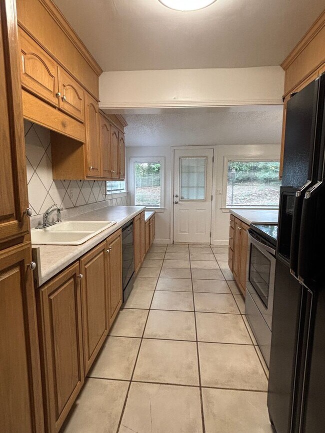 Building Photo - 2211 Lavera Dr