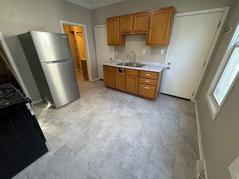 Building Photo - 305 E Clarence St