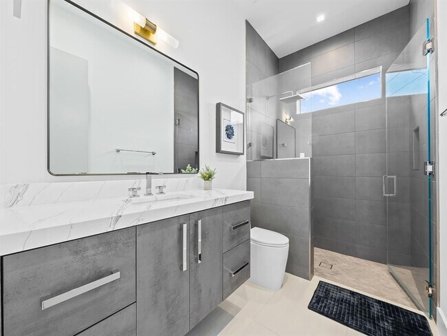 Building Photo - 2657 NE 34th St