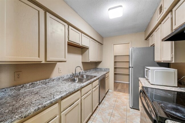 Building Photo - 9700 Leawood Blvd