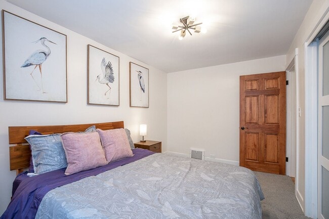 Building Photo - 3 BED 1 BATH SINGLE FAMILY HOME IN BEAUTIFUL LAKEWOOD!