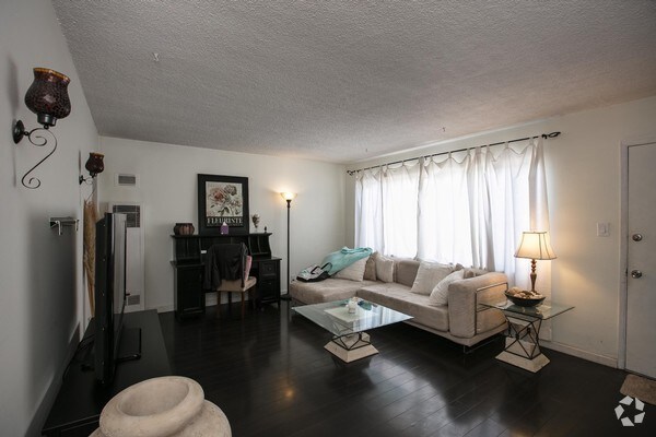 Building Photo - 2328 Virginia Ave