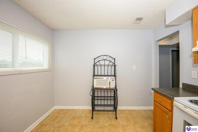 Building Photo - 244 Pinewood Dr