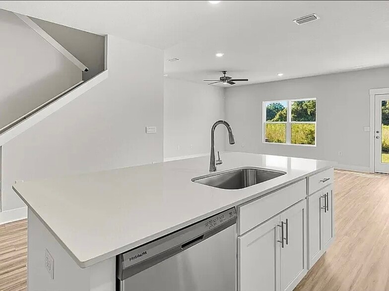 Building Photo - 5583 Clarity St