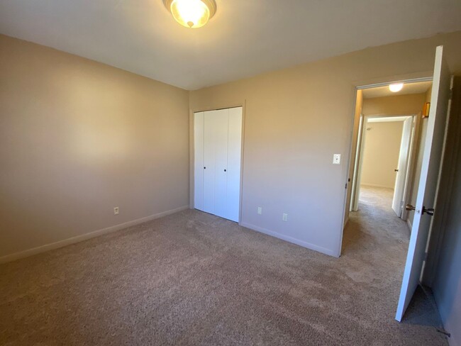 Building Photo - Spacious 2 Bedroom, 1.5 Bath Duplex for Rent!