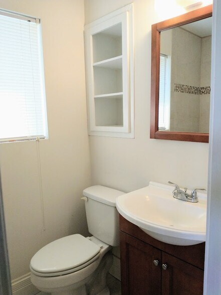 MAIN BR BATH - 2529 HAMPTON LANE