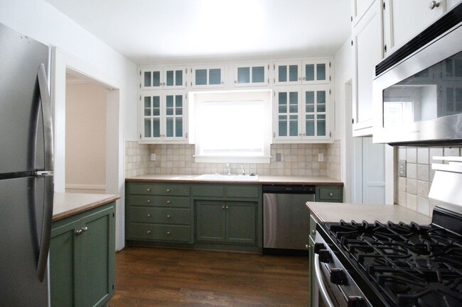 Building Photo - 3 Bedroom 1.5 Bath Home Just Minutes From ...