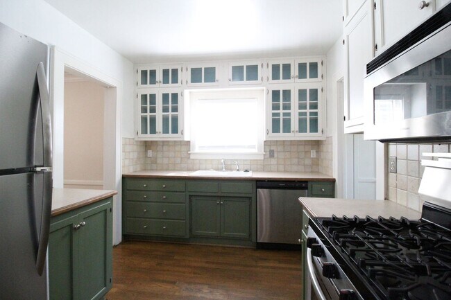 Building Photo - December FREE On This 3 Bedroom 1.5 Bath Home Just Minutes From Brookside