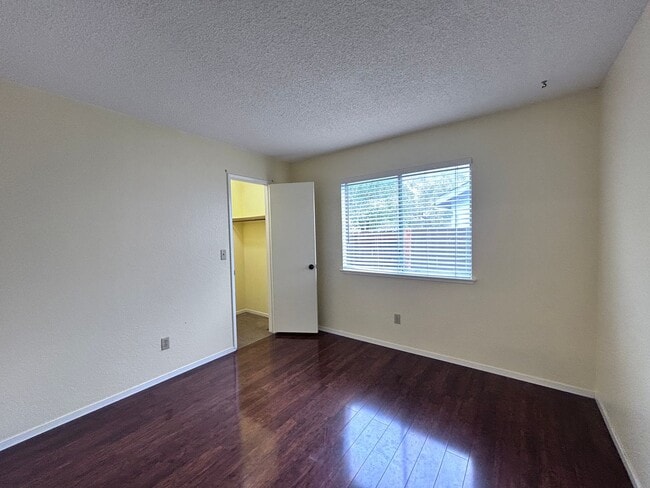 Building Photo - 1/3 OFF ONE MONTH RENT IF APPROVED AND MOVED IN BY 1/15