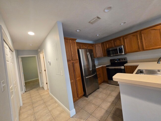 Building Photo - 3BR/3BA Two-Story Quad – Prime Location & Move-In Ready!