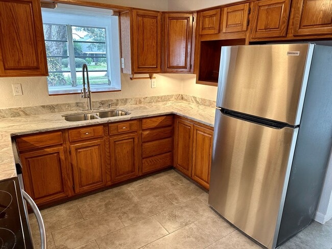 Building Photo - Stunningly Renovated 2/1 near the water av...