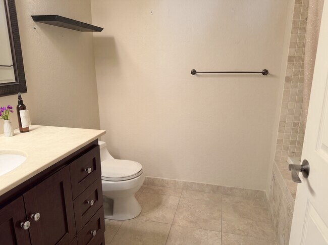 Building Photo - 635 Gooseberry Dr