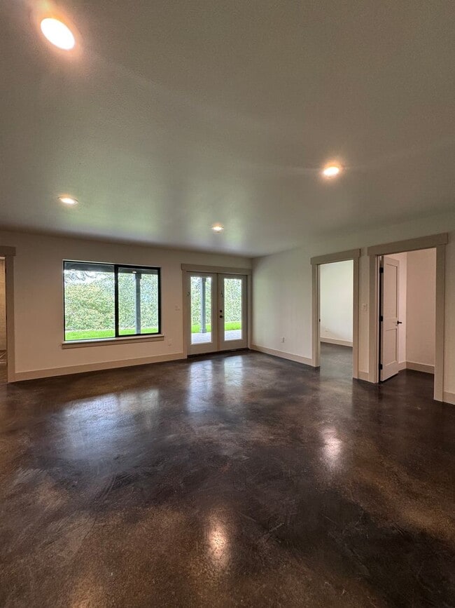 Building Photo - Luxury Rural Home Close to Town for Lease
