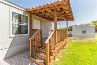 Building Photo - 105 E Briar Dr