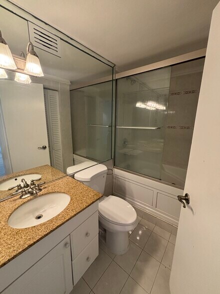 Building Photo - 999 Brickell Bay Dr