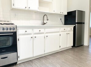 Building Photo - 1033 S Westlake Ave