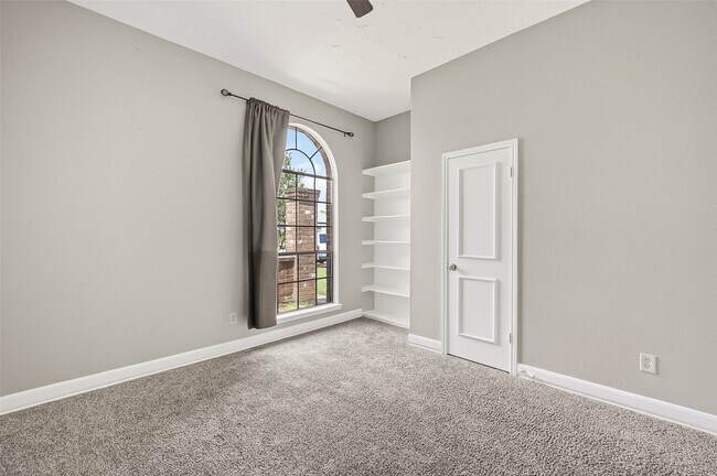 Building Photo - 12403 Meadow Ridge Dr