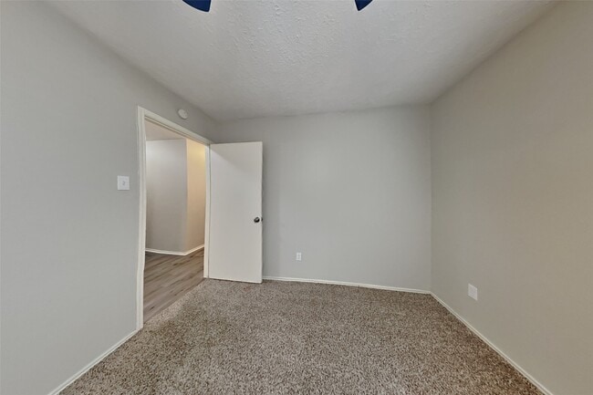 Building Photo - 2908 Piccadilly Circus