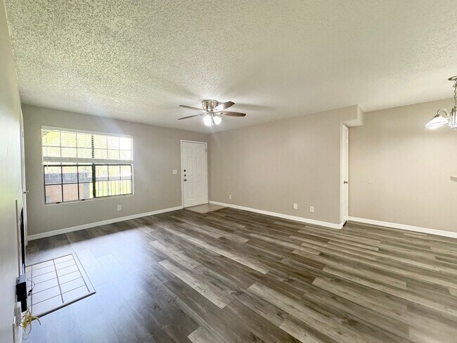 Building Photo - 1/1 Condo in Gated Lakefront Community of Altamonte Springs!