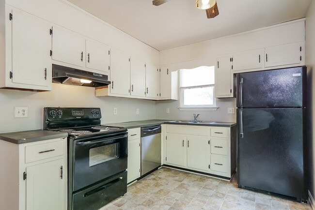 Building Photo - 1501 6th Pl NW