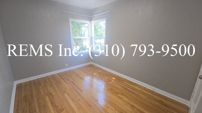 Building Photo - Renovated Upstairs Apartment with Parking