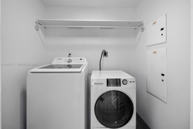 Building Photo - 665 NE 25th St