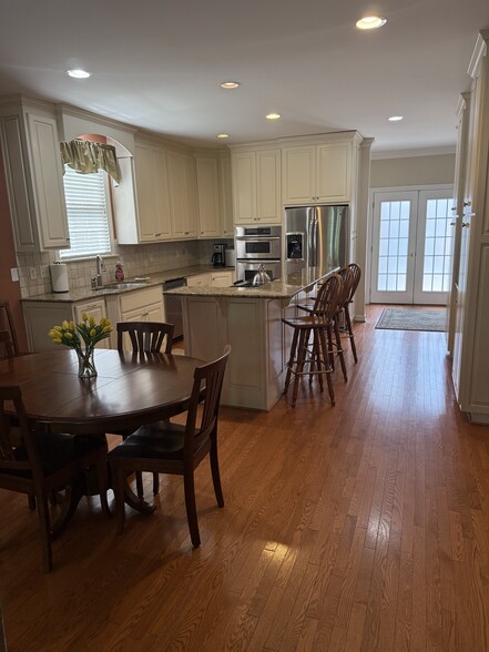 Building Photo - 802 Jamestown Rd