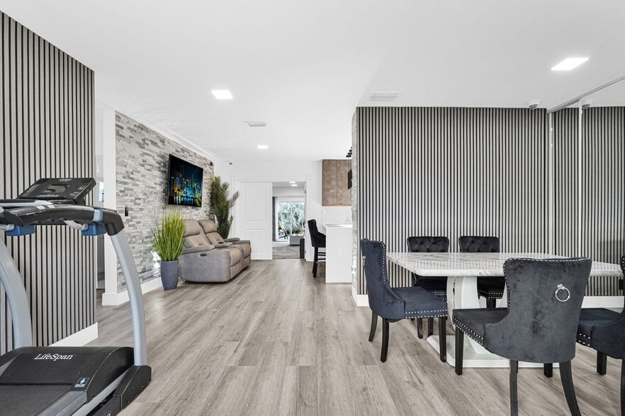 Building Photo - 1420 S 24th Ter