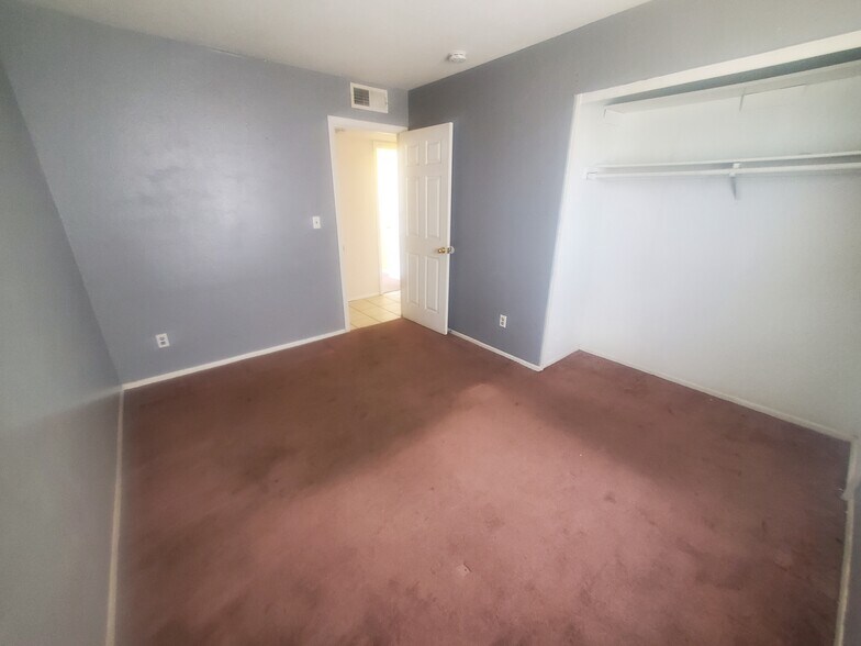Building Photo - 8822 W Sahuaro Dr