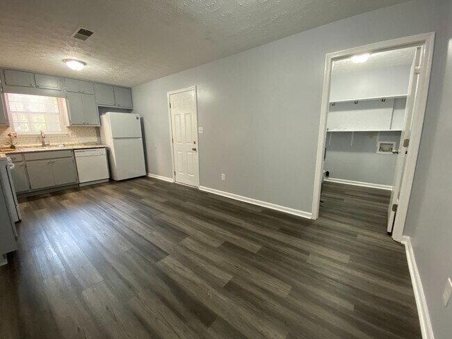 Building Photo - Oakwood Drive (Duplex - 2 Units)