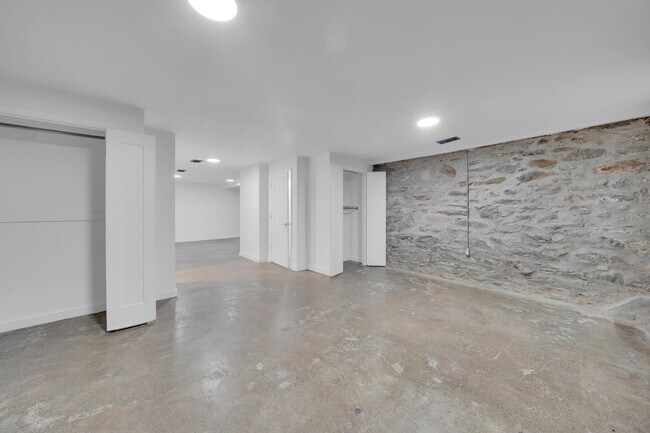 Building Photo - 1106 Halsey St