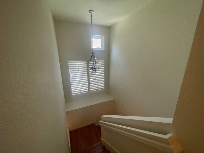 Building Photo - Bright and Spacious End-Unit Townhome in t...