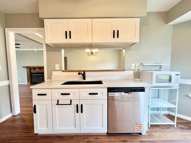 Building Photo - Gorgeous 3 Bedroom Home In Virginia Beach