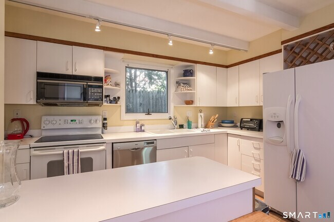 Building Photo - 116 Overshore Dr E