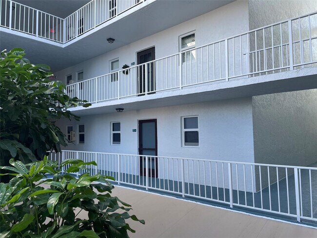 Building Photo - 4629 Poinciana St